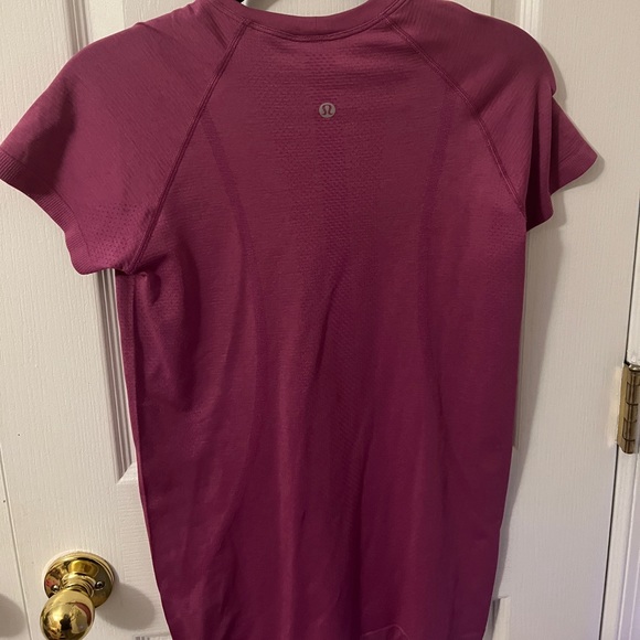 Lululemon Swiftly Tech Short-Sleeve 2.0 in purple - Picture 2 of 2